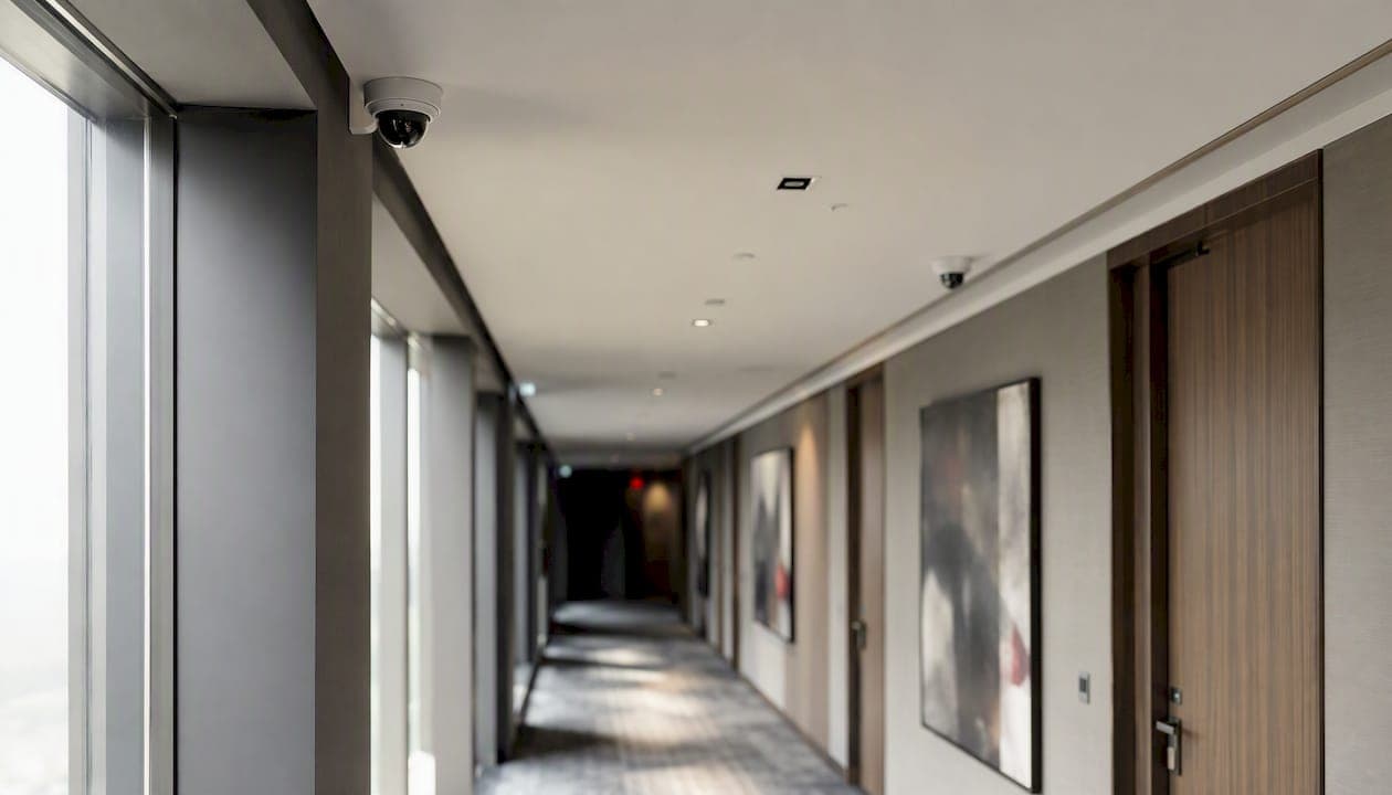 Installer des caméras à l'entrée et dans les services d'un hôtel